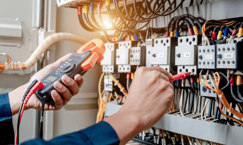JAKIE NARZĘDZIA MUSI MIEĆ KAŻDY ELEKTRYK?